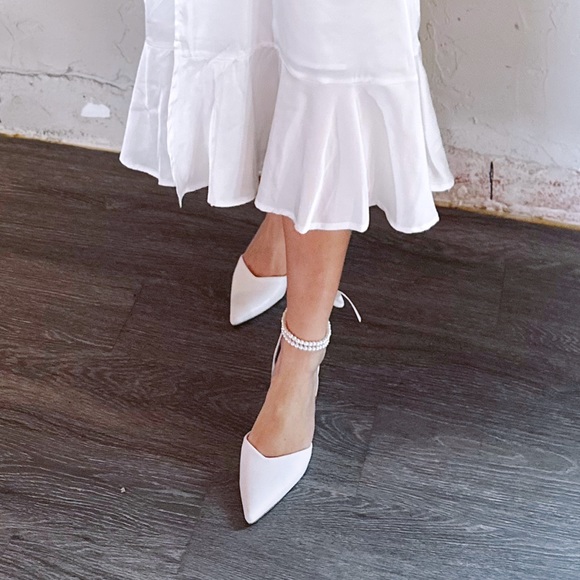 White low heel, pointed toe shoes - Picture 2 of 2